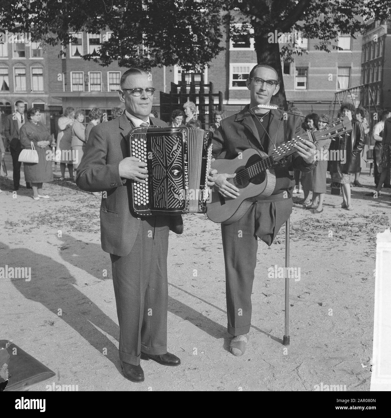 Concours pour musiciens de rue, Piet de Kubber d'abord et à droite Cas Muller deuxième Date: 8 octobre 1962 lieu: Amsterdam, Noord-Holland mots clés: Street MUSIANS, MATES Banque D'Images