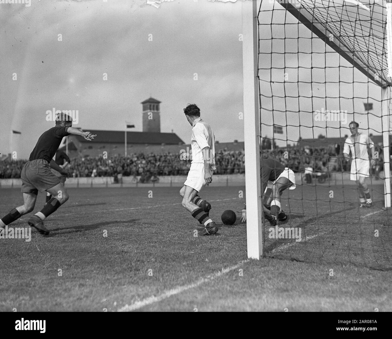 Haarlem contre Volewijckers 1-1.Moment pour l'objectif/Date de Volendam: 19 septembre 1948 mots clés: Sport, football Nom de l'institution: Volewijckers Banque D'Images