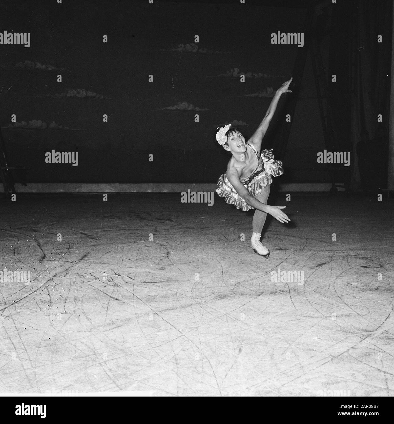 Joan Haanappel dans de Wienerijsrevue Date : 31 octobre 1962 Nom personnel : Haanappel, Joan Nom de l'établissement : Wiener Eisrevue Banque D'Images