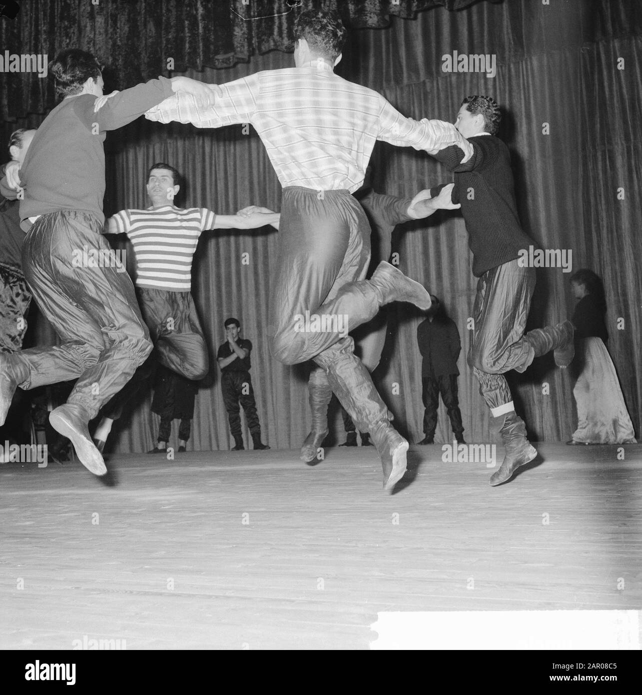 Répétition de l'équipe russe soviétique du groupe de danse géorgien à Apollohal Date: 30 octobre 1962 mots clés: Répétitions Nom personnel: Georgiers Nom institutionnel: Apollohal Banque D'Images