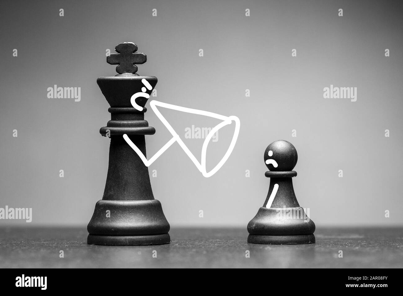 Un jeu d'échecs de roi hurlant sur un pion Banque D'Images
