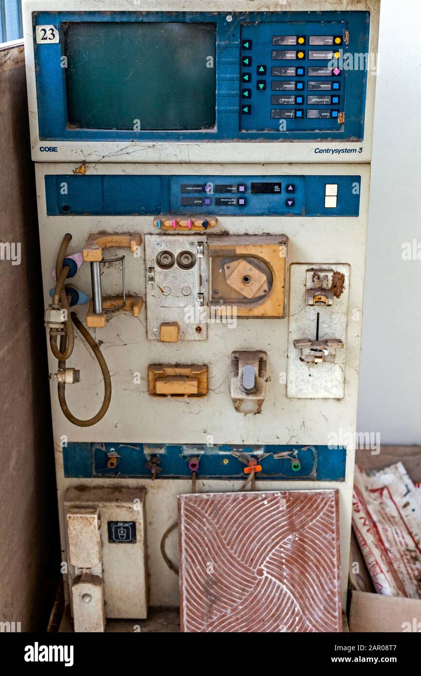 Une ancienne machine d'hémodialyse du système d'entrée 3 mal entretenue est stockée à l'unité de recherche médicale navale de Kampong Cham, au Cambodge. Banque D'Images