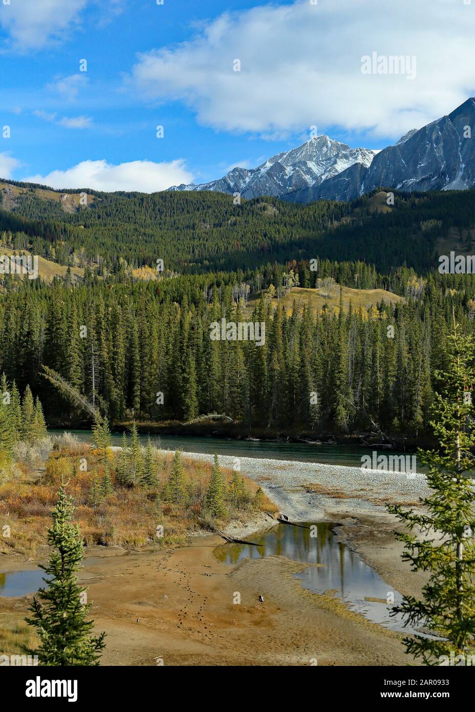Arbalez la vallée de la rivière d'un point de vue élevé avec les montagnes rocheuses en arrière-plan Banque D'Images