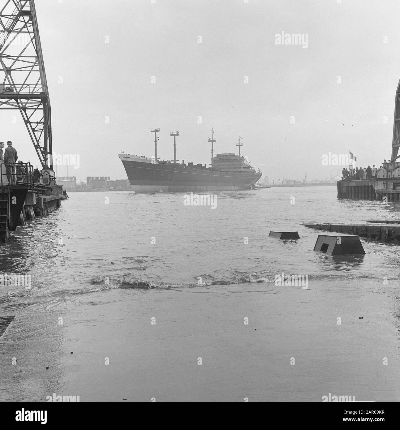 Navire pour HAL près du chantier naval Wilton Fijenoord Grebbedijk glisse dans le Nieuwe Maas Date: 17 avril 1962 lieu: Rotterdam, Zuid-Holland mots clés: Construction navale, navires, lancement, chantiers navals Nom personnel: Grebbedij, Hall Nom de l'établissement: Wilton-Fijenoord Banque D'Images