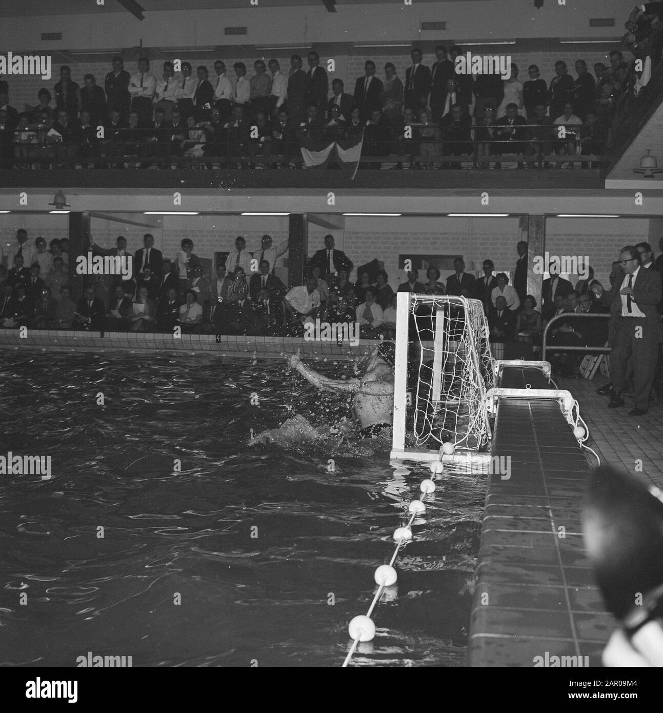 Water polo Pays-Bas contre la Russie 4-4 moments de jeu de ce jeu Date: 21 avril 1962 mots clés: Water-polo Banque D'Images