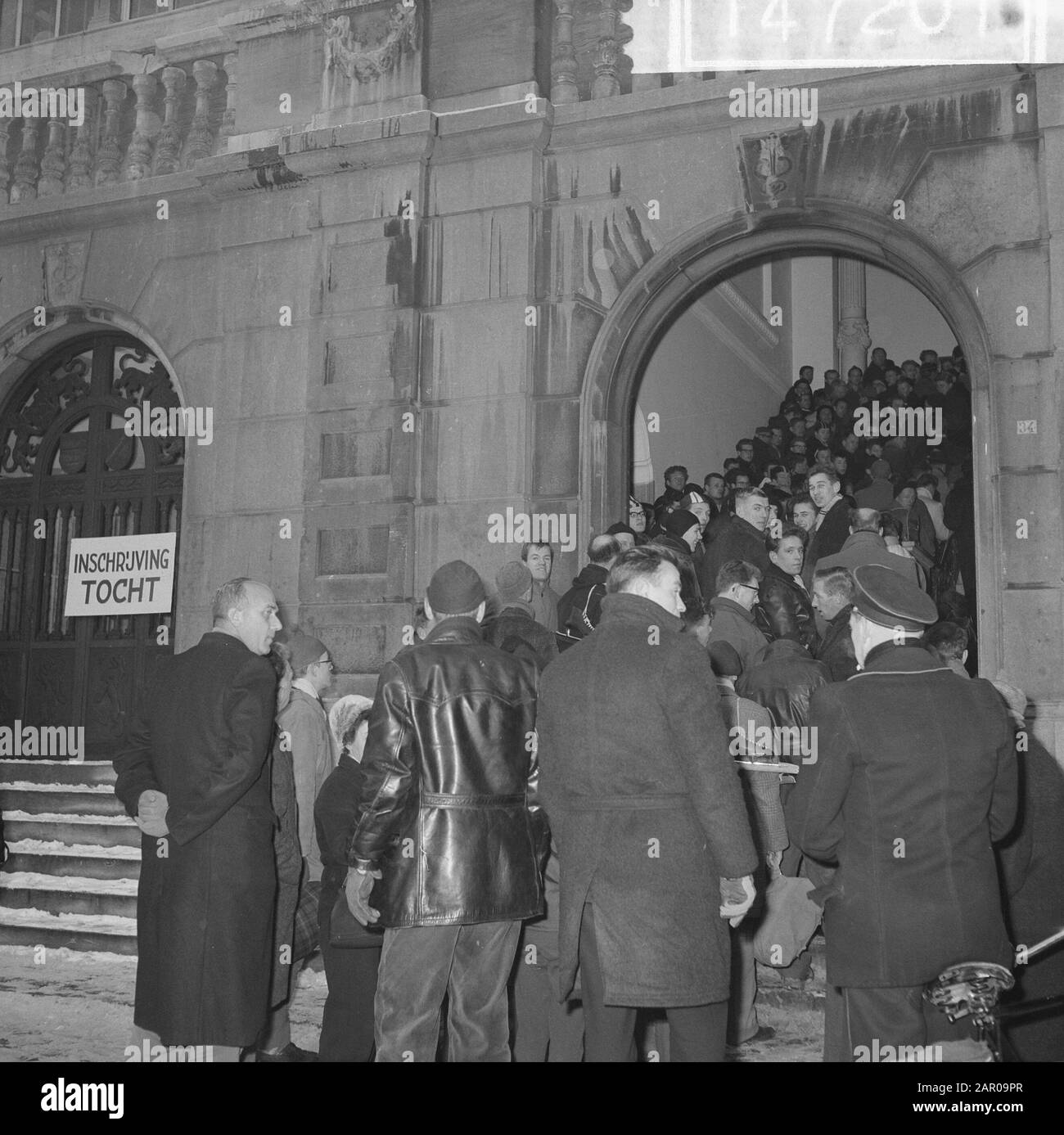 Inscription pour l'Elfstedentocht dans le bâtiment d'exposition de Leeuwarden Date: 17 janvier 1963 lieu: Friesland, Leeuwarden mots clés: Participants, patinage, sport Nom de l'institution: Elfstedentocht Banque D'Images