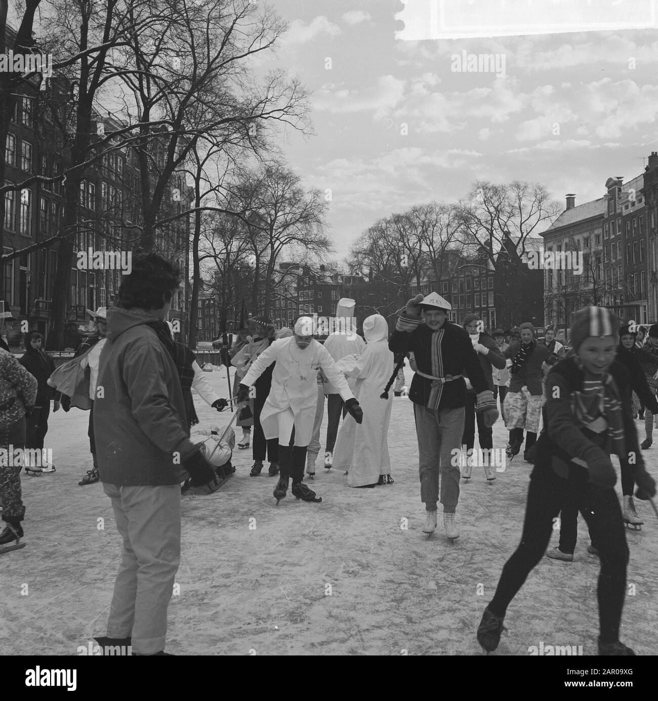 Chemin De Tâches Boule masquée sur les canaux d'Amsterdam glace Date: 20 janvier 1963 mots clés: Bals, ICS, canaux Nom de l'institution: Trouw Banque D'Images