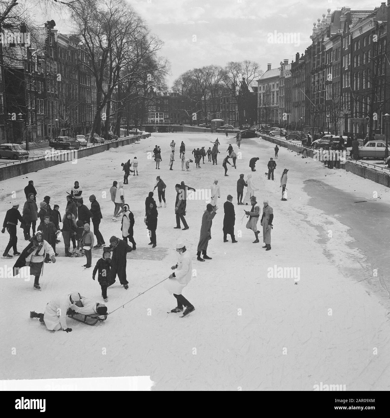 Chemin De Tâches Boule masquée sur les canaux d'Amsterdam glace Date: 20 janvier 1963 mots clés: Bals, ICS, canaux Nom de l'institution: Trouw Banque D'Images