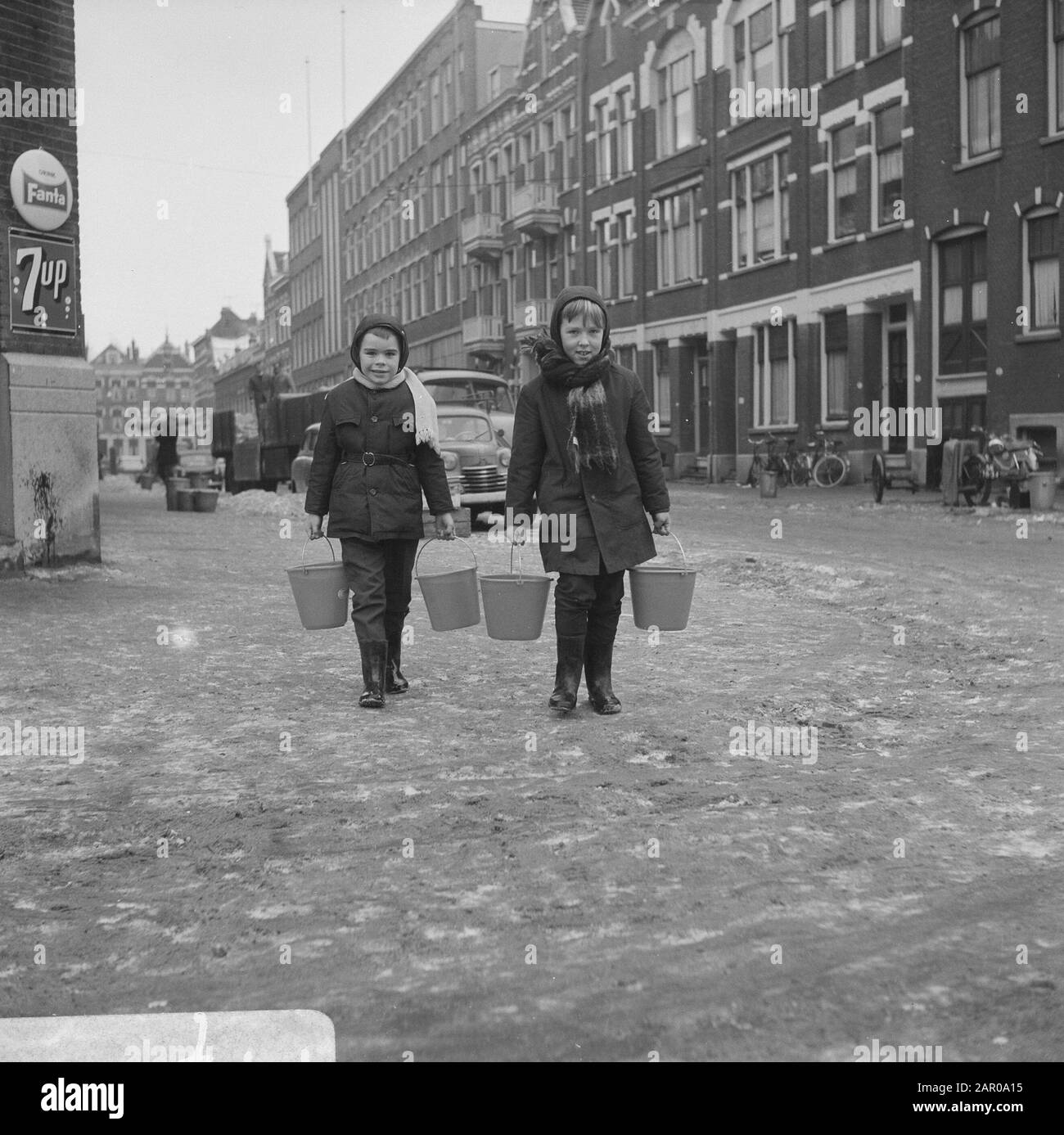 Obtenir de l'eau dans des seaux à Rotterdam Date : 25 janvier 1963 lieu : Rotterdam, Zuid-Holland mots clés : eau Banque D'Images