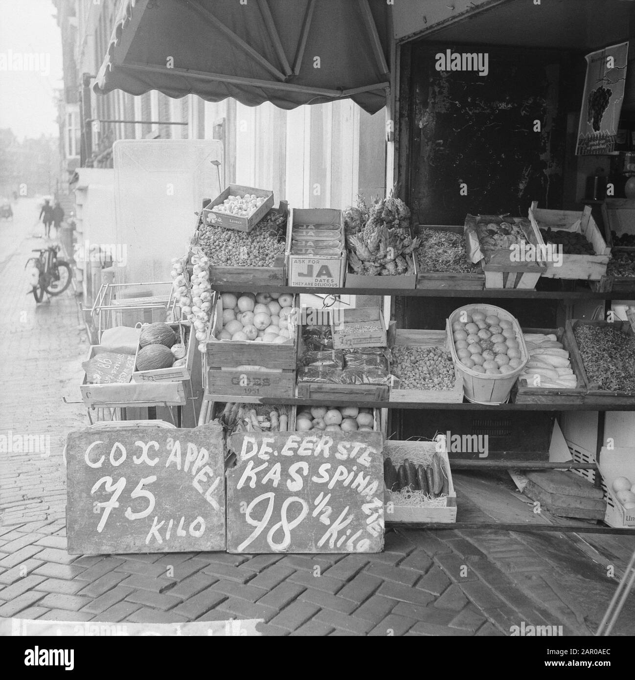 Triste prix des fruits et légumes dans la capitale Date: 8 février 1963 mots clés: Étals Banque D'Images