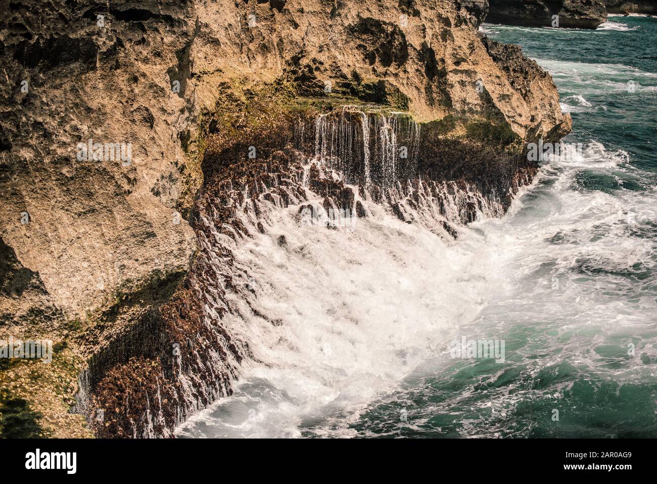 Grande vague qui frappe les rochers. La nature trouve son chemin Banque D'Images