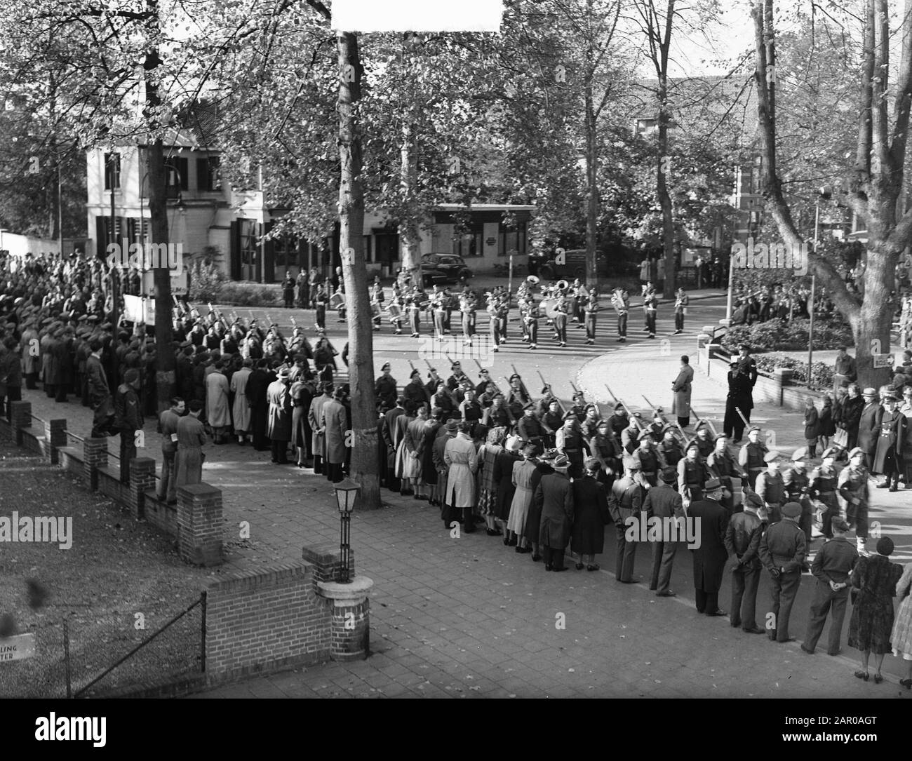 Armée Royale. Aperçu défilé avec musique Date: 28 octobre 1948 lieu: Amersfoort mots clés: Militaire, musique, parades Nom de l'institution: Royal Army Banque D'Images