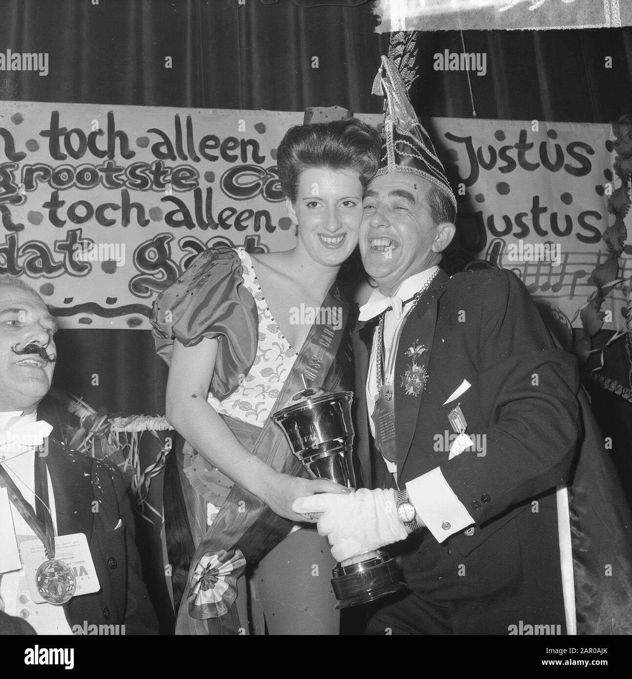 Mademoiselle Carnival 1963 à Bellevue à Amsterdam choisi, le Margo Driezen de 21 ans Date: 23 février 1963 lieu: Amsterdam, Noord-Holland mots clés: Miss, élections Nom de l'institution: Bellevue Banque D'Images