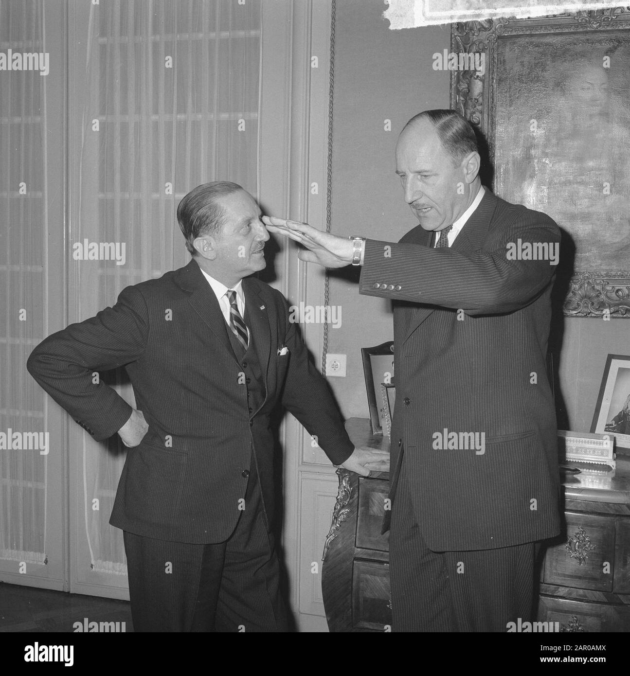 La conférence du Cabinet du Premier ministre de Quay a eu lieu pour la visite du Premier ministre grec dans notre pays. Caramanlis et Lun Date: 28 février 1963 mots clés: Conférences Nom personnel: Caramanlis, Lun, J.A. M.H., Lun, Joseph Banque D'Images