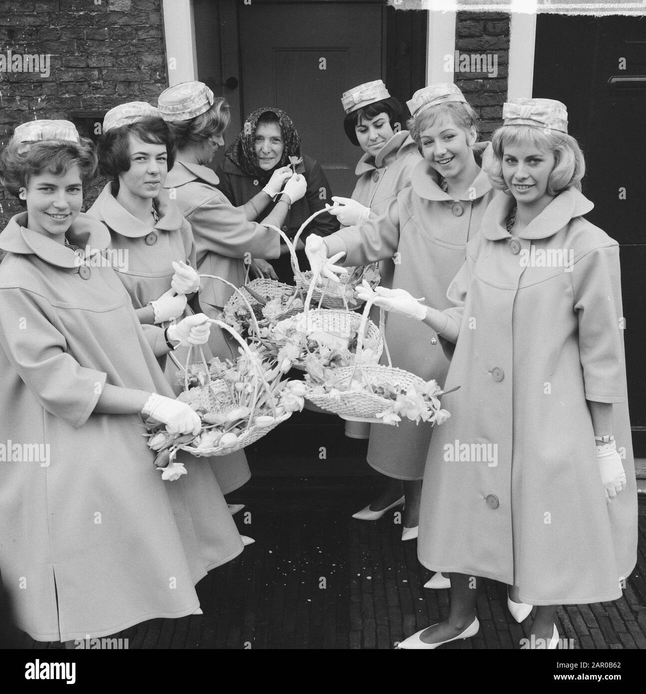 Les filles de fleurs d'Haarlem en costume neuf, leurs nouvelles robes de coton Boussac. Quelques filles à la Proveniershofje à Haarlem Date : 18 mars 1963 lieu : Haarlem mots clés : FLEURS FILLES Banque D'Images