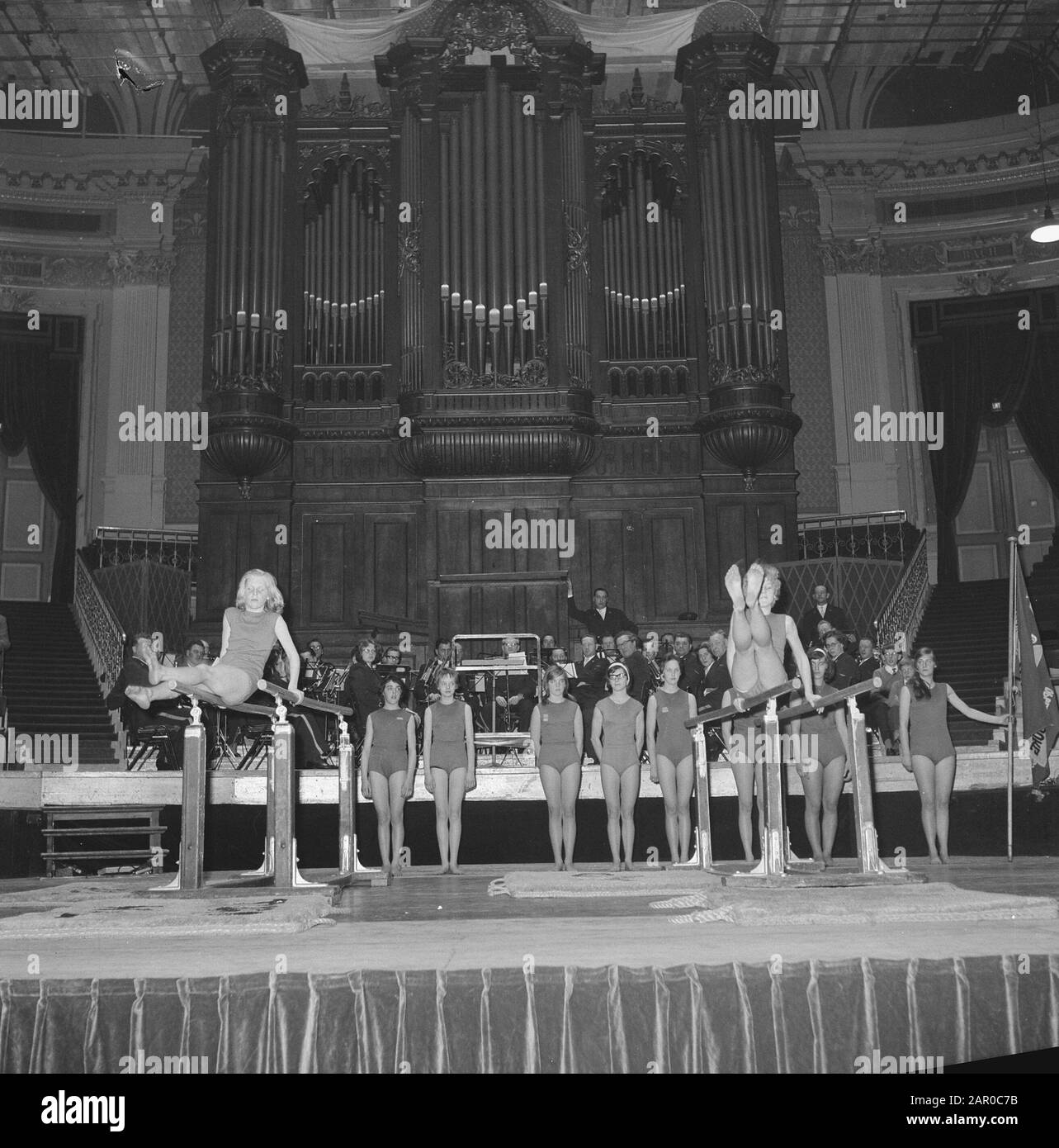 Jubilee performance due au 60ème anniversaire de la Turnbond d'Amsterdam dans le Concertgebouw. Classique pont bas par les filles ASV Reigersburg Date: 16 avril 1963 mots clés: Concert buildings, GIRLS Banque D'Images