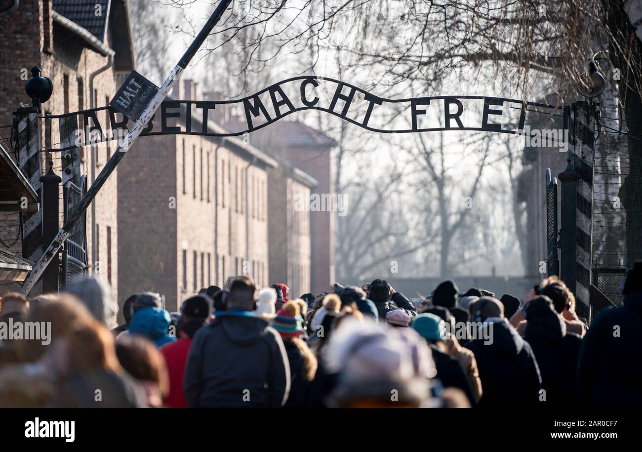 Oswiecim, Pologne. 25 janvier 2020. Les visiteurs entrent dans l'ancien camp de concentration d'Auschwitz I par l'entrée avec le lettrage "Arbeit macht frei". 27.01.2020 marque le 75ème anniversaire de la libération du camp de concentration par l'Armée rouge. De 1940 à 1945, les SS ont exploité le complexe avec de nombreux camps satellites comme camps de concentration et d'extermination. Le nombre de personnes assassinées s'élève à 1,1 à 1,5 million, la plupart des juifs. Auschwitz est le symbole du meurtre de masse industriel et de l'extermination des Juifs. Crédit: Kay Nietfeld/Dpa/Alay Live News Banque D'Images