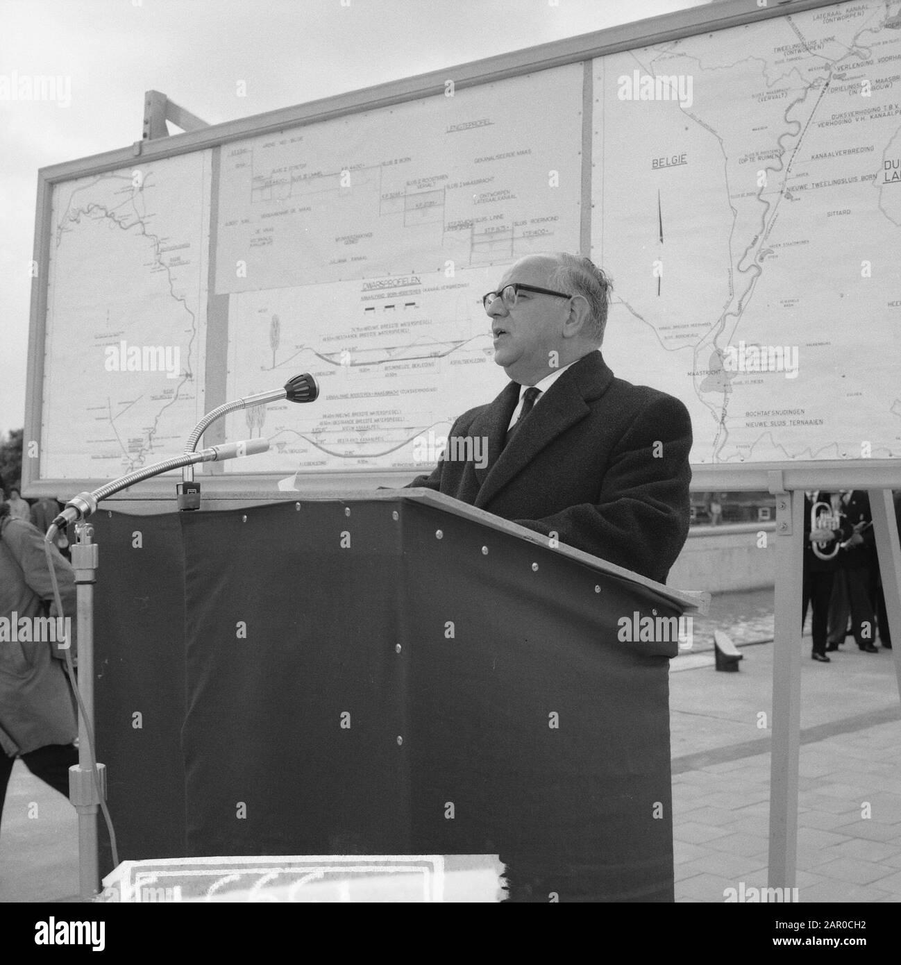 Le ministre Korthals ouvre un complexe de écluses Né à Sittard Date: 17 mai 1962 lieu: Limbourg, Sittard mots clés: Complexes de écluses, ouvertures Banque D'Images Le ministre Korthals ouvre un complexe de écluses Né à Sittard Date: 17 mai 1962 lieu: Limbourg, Sittard mots clés: Complexes de écluses, ouvertures Banque D'Images