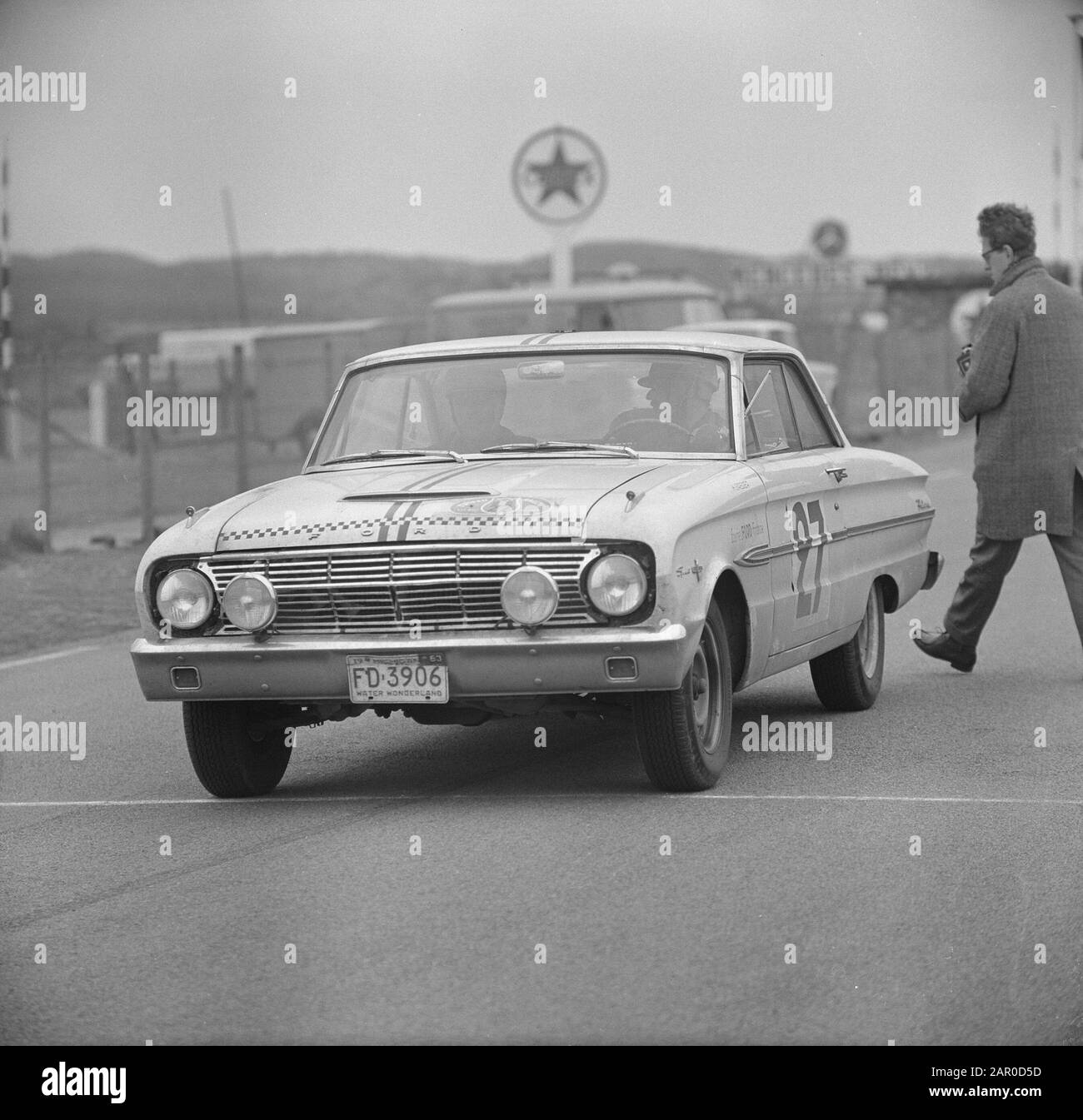 Tulpenrallye 1963, H. Greder - M. Delalande (France) dans un Ford Falcon Sprint Date: 25 avril 1963 mots clés: Autooralement's, Motorsport, Sports Nom personnel: Delalande, M., Greder, H. Nom de l'institution: Tulpenrally Banque D'Images