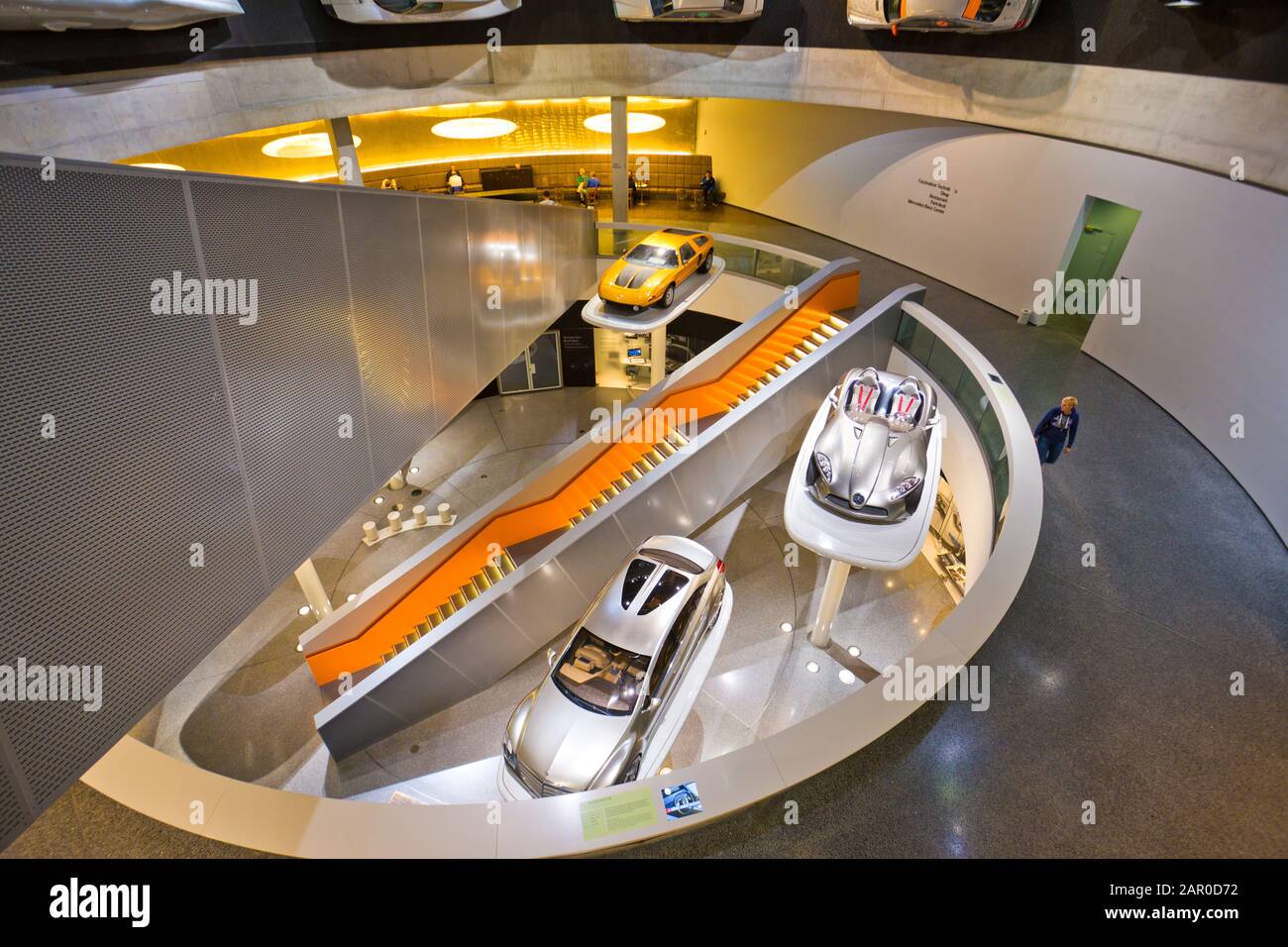 Stuttgart, ALLEMAGNE - OCT, 2019: Intérieur du musée 'Mercedes Benz Welt'. Le musée couvre l'histoire de la Mercedes-Benz. Banque D'Images