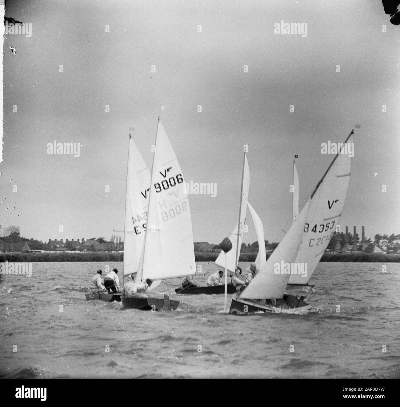 Championnat d'Europe Vaurienklasse à l'Alkmaarder Plassen. Arrondir la bouée Date : 16 juillet 1963 mots clés : CHAMPIES Banque D'Images