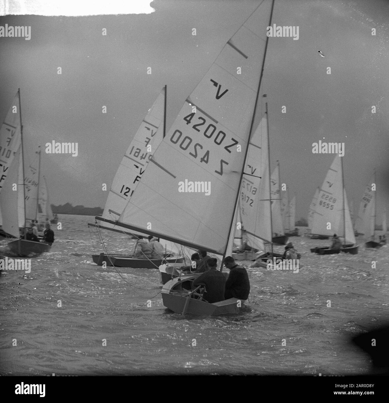 Championnat d'Europe Vaurienklasse à l'Alkmaarder Plassen. En premier plan les frères néerlandais Swart Date: 16 juillet 1963 mots clés: CHAMPONIES Banque D'Images