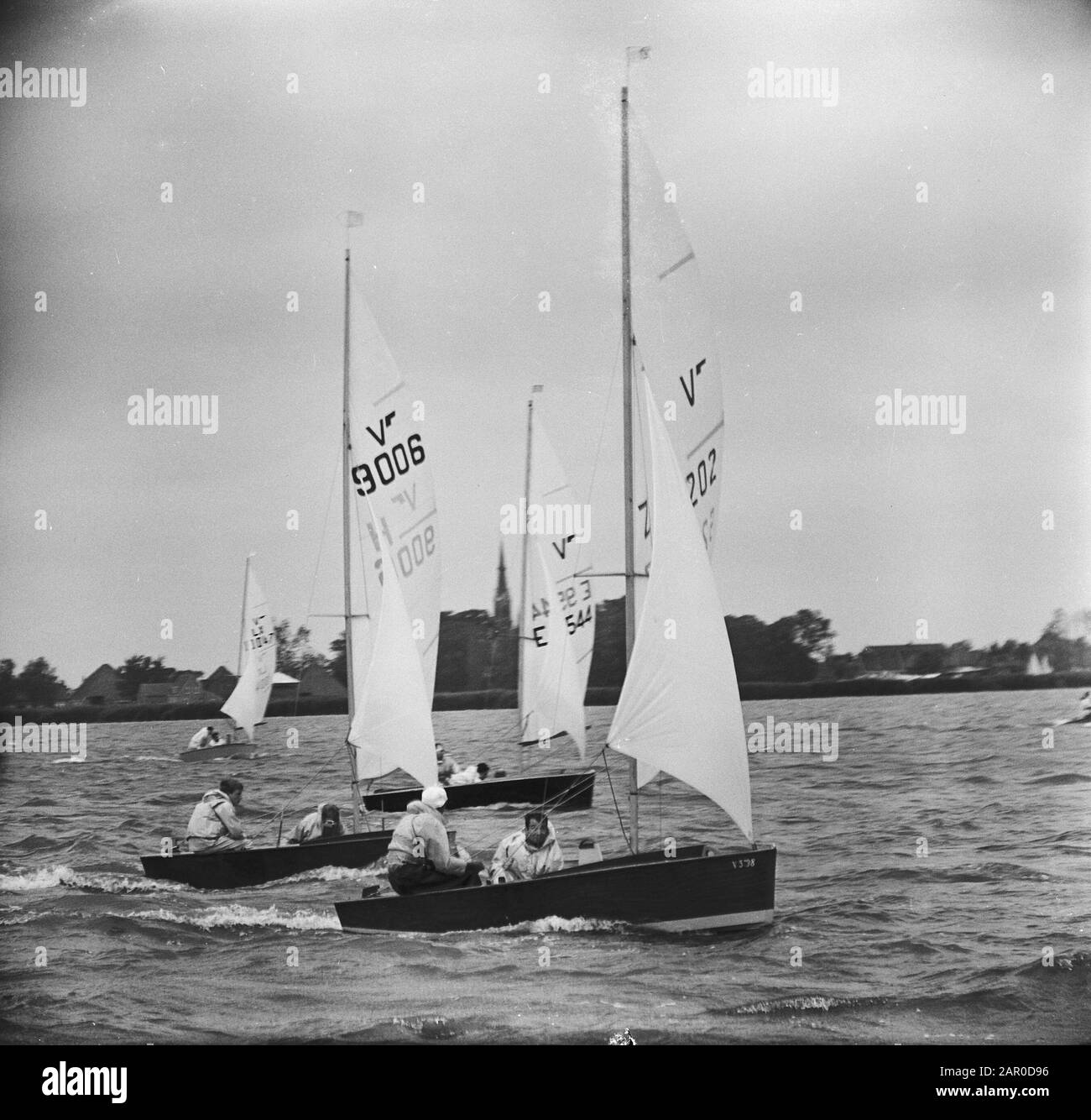 Championnat d'Europe Vaurienklasse à l'Alkmaarder Plassen. En premier plan les frères néerlandais Swart Date: 16 juillet 1963 mots clés: CHAMPONIES Banque D'Images