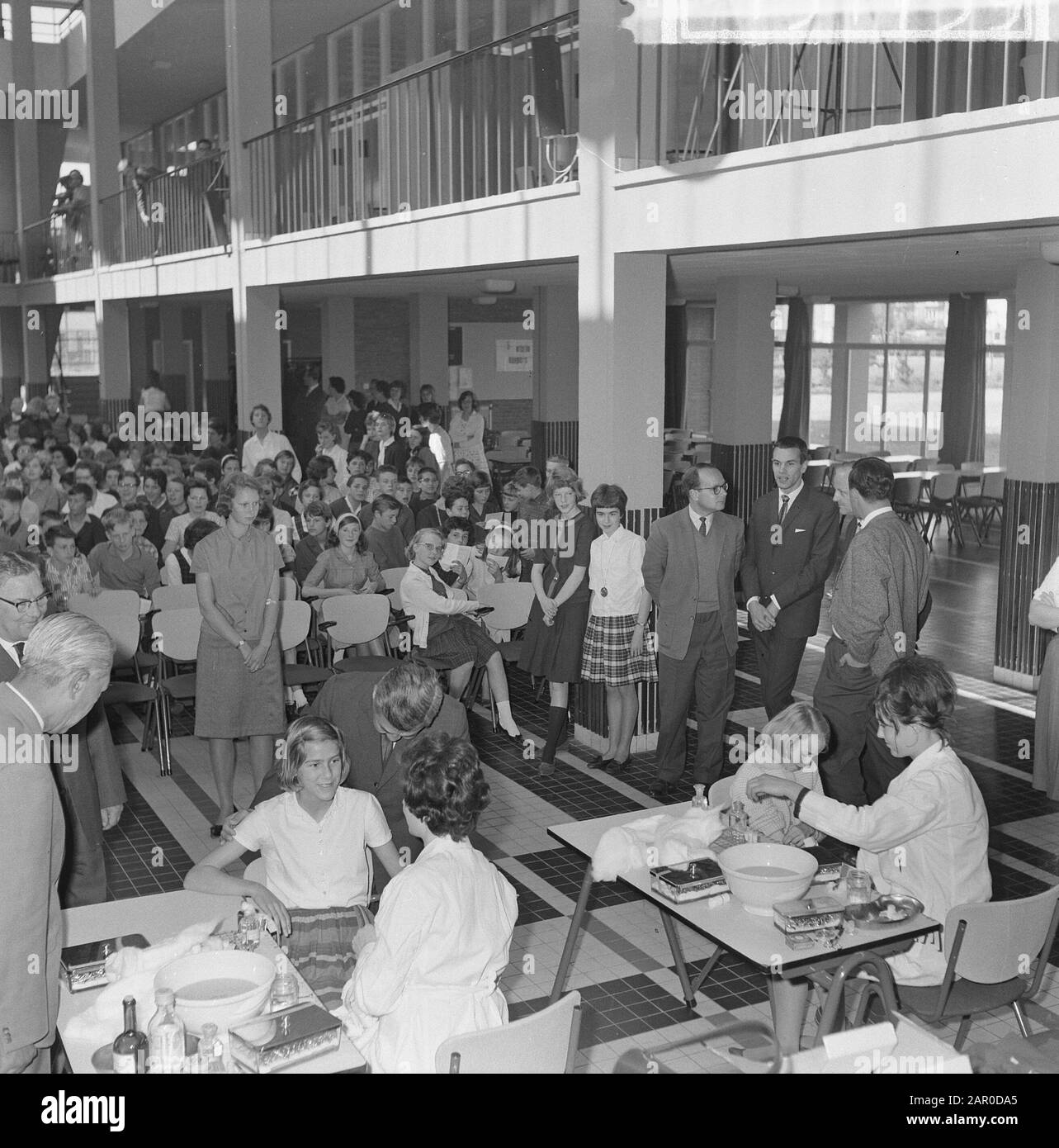 Détermination du groupe sanguin Massal à Amstelveen, un des élèves au cours du prik Date: 18 mai 1963 lieu: Amstelveen, Noord-Holland mots clés: PUILS, sang prikken Banque D'Images