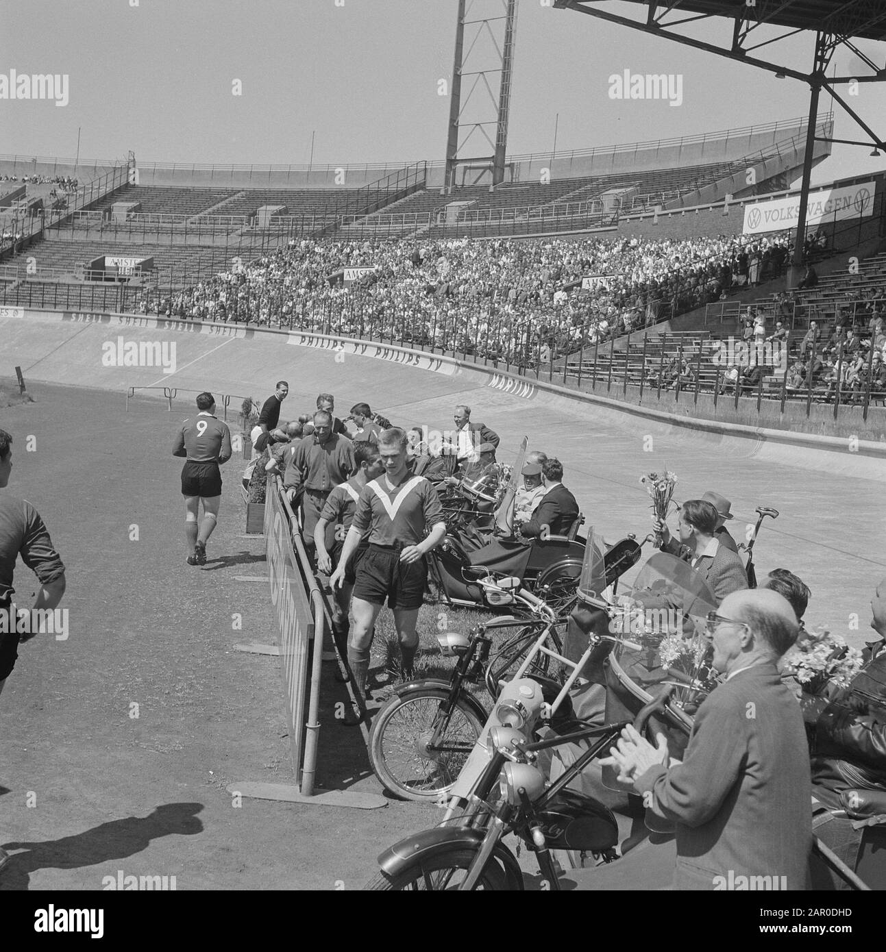 DWS dans l'Eredivisie par la victoire sur RBC de 5-0 DWS joueurs donnent des fleurs aux spectateurs handicapés Date: 3 juin 1963 lieu: Amsterdam mots clés: Sport, football Banque D'Images