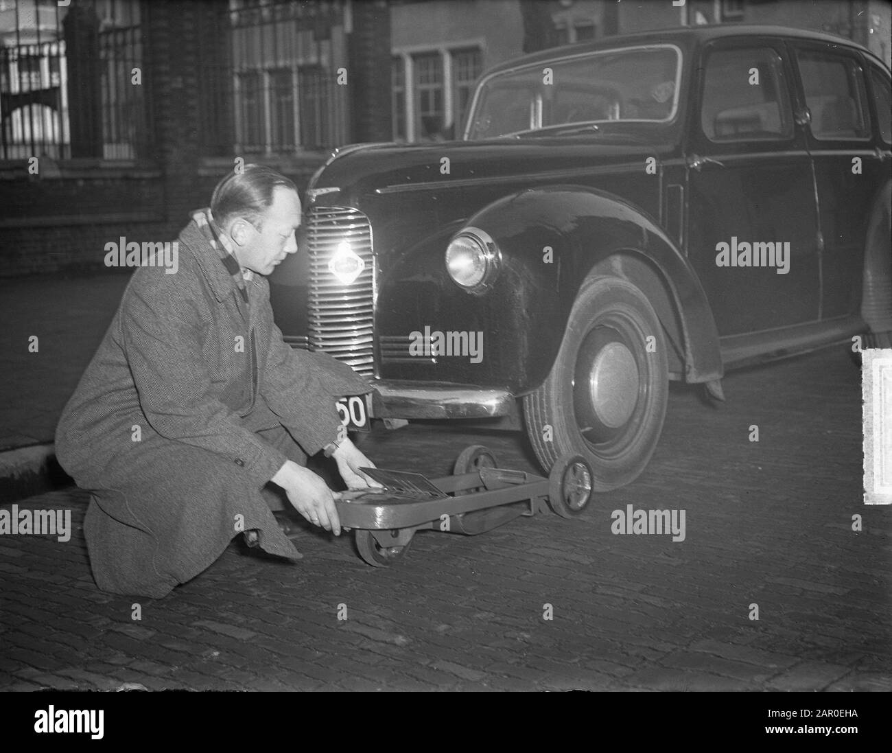 Traîneaux sur 3 roues pour pneus plats Date: 17 décembre 1948 mots clés: ATTACHES de voiture, ROUES Banque D'Images