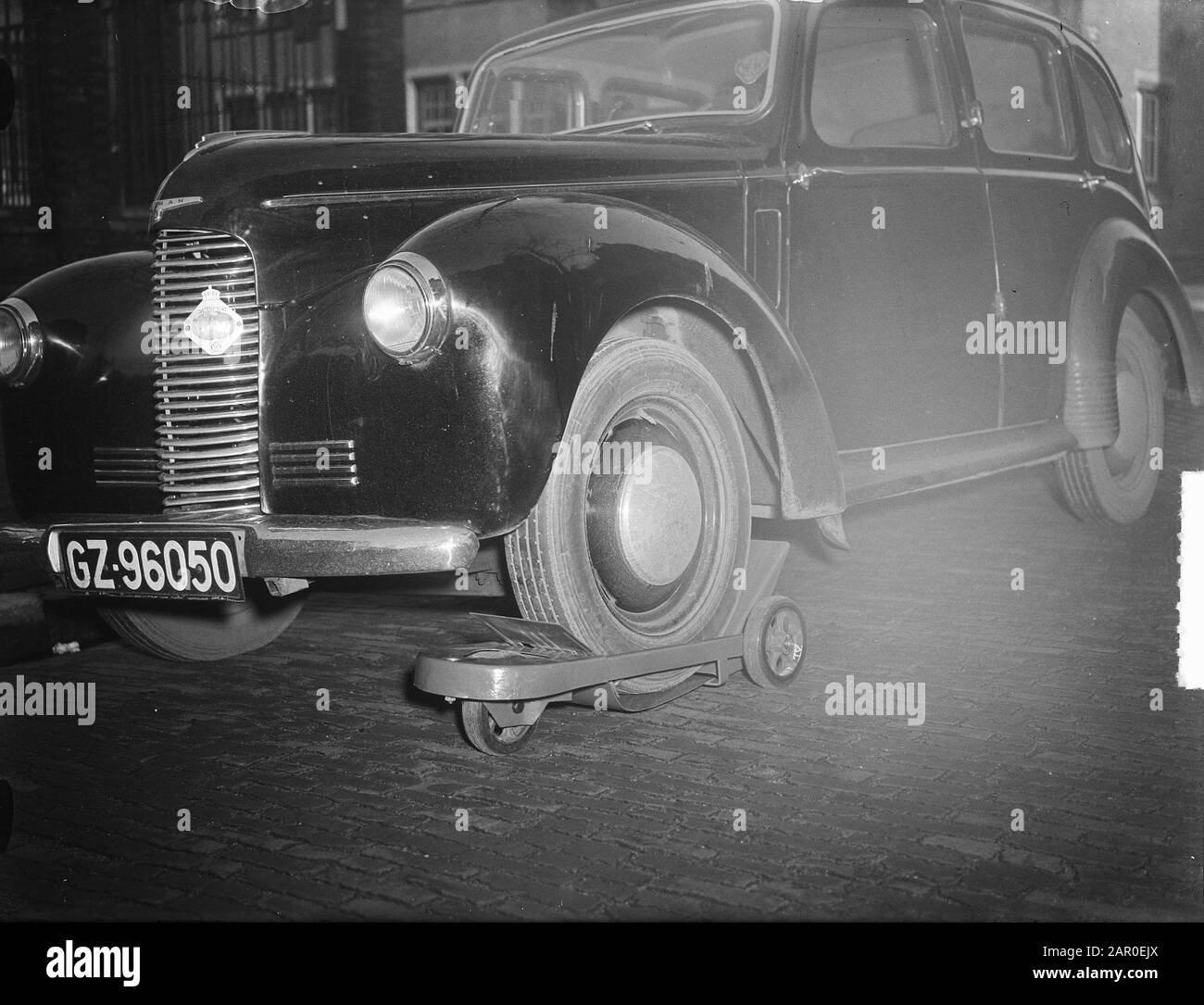 Traîneaux sur 3 roues pour pneus plats Date: 17 décembre 1948 mots clés: ATTACHES de voiture, ROUES Banque D'Images