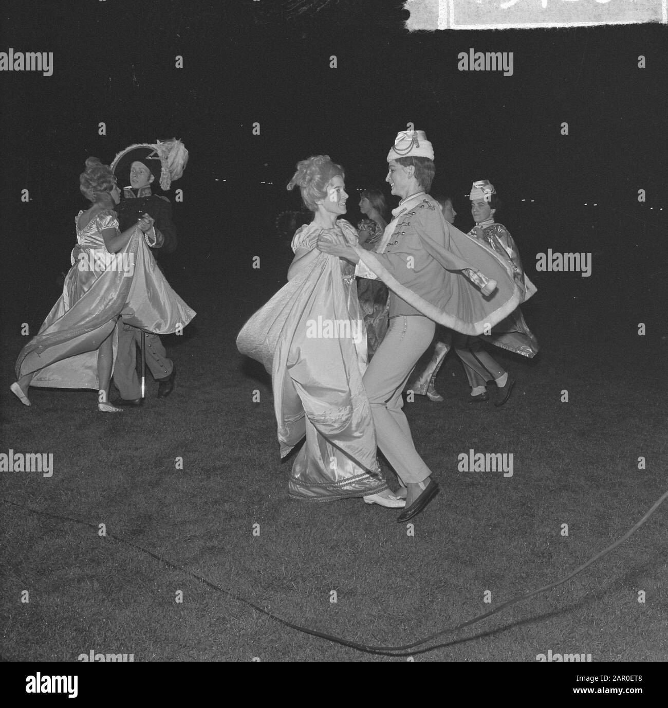 Jardin d'Europa de performance de masse par Carel Briels [dans le Goffertstadion à Nijmegen, t.g.v. 150 ans d'existence du Royaume des Pays-Bas], le Congrès de Vienne danse vêtue de costuums colorés Date: 27 août 1963 lieu: Nijmegen mots clés: Danse, événements, commémorations, spectacles Banque D'Images