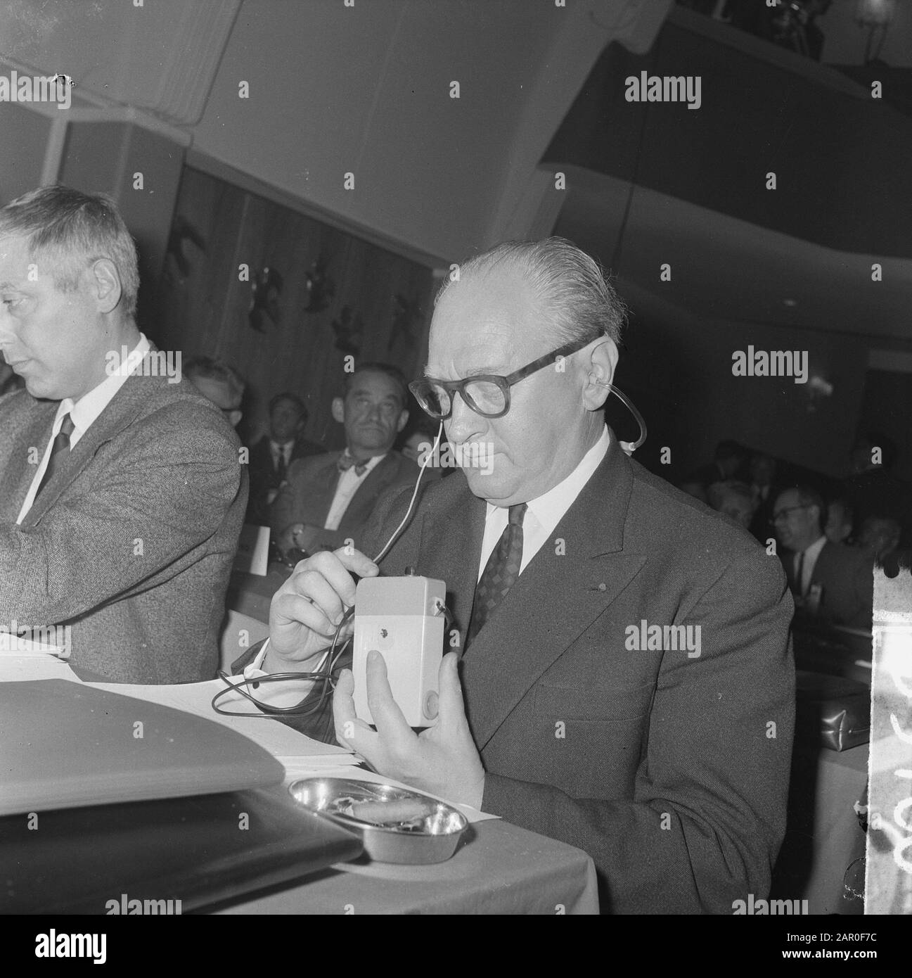Le congrès de l'ISC à Amsterdam. Le Leader Français Guy Mollet Date: 4 Septembre 1963 Lieu: Amsterdam, Noord-Holland Mots Clés: Congrès Banque D'Images