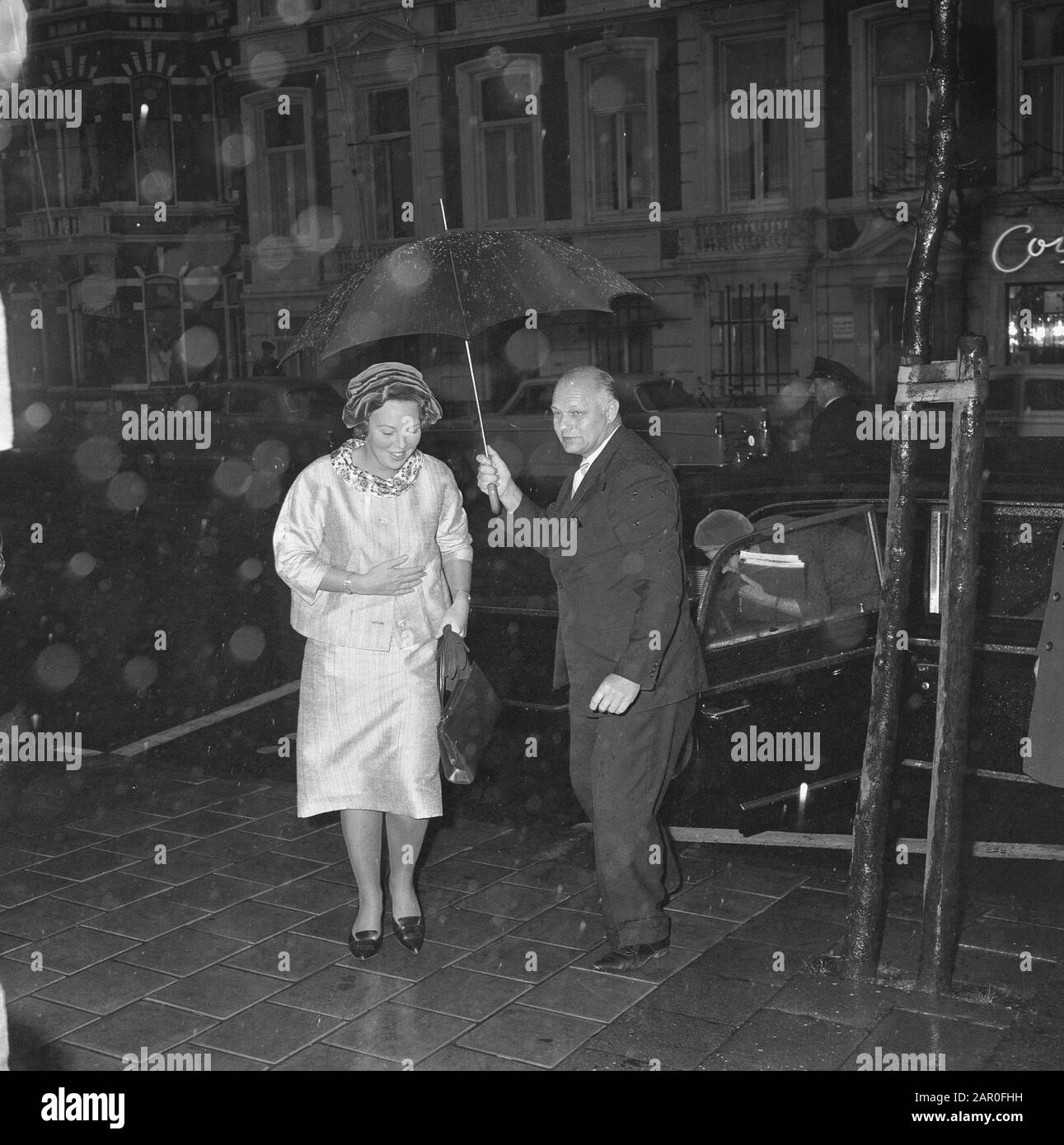 Son Altesse Royale la princesse Beatrix à la Haye a assisté à la réunion du conseil d'administration de la Fondation van de Arbeid Pels, Boelger, Wines et Roemers Date : 8 novembre 1963 lieu : la Haye, Zuid- Holland mots clés : Conseil d'administration, réunions Nom personnel : Beatrix, princesse, Roemers, Dirk Banque D'Images
