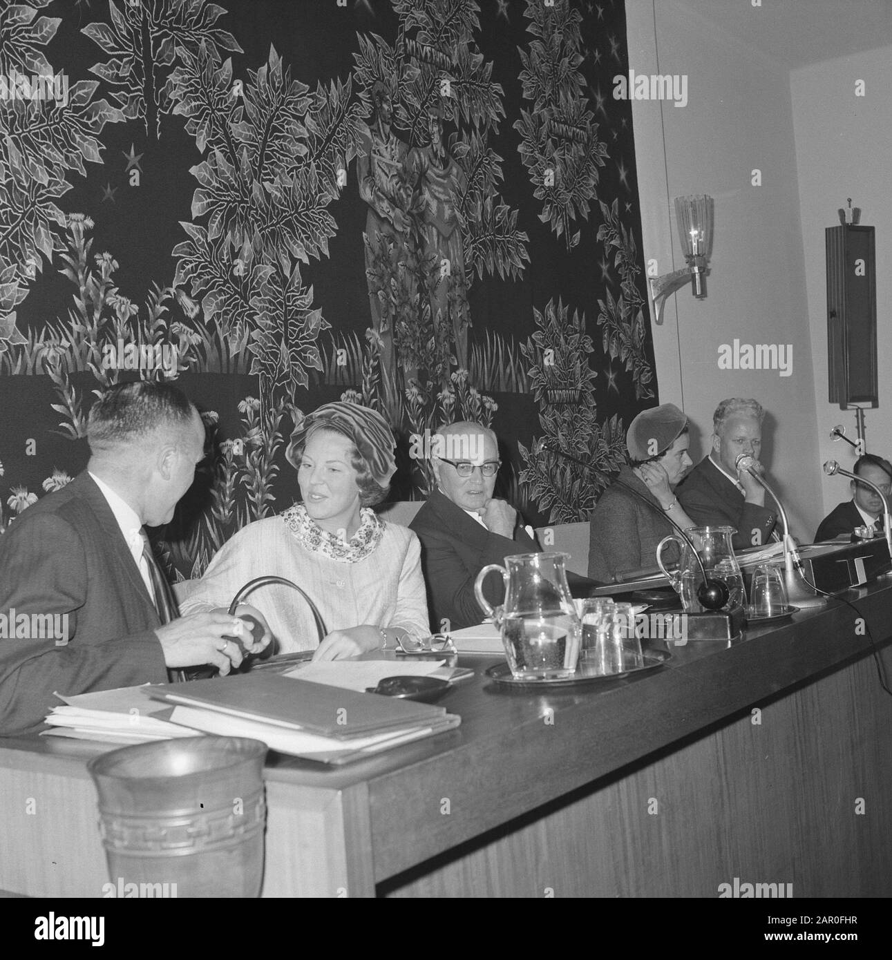 Son Altesse Royale la princesse Beatrix à la Haye a assisté à la réunion du conseil d'administration de la Fondation van de Arbeid Pels, Boelger, Wines et Roemers Date : 8 novembre 1963 lieu : la Haye, Zuid- Holland mots clés : Conseil d'administration, réunions Nom personnel : Beatrix, princesse, Roemers, Dirk Banque D'Images