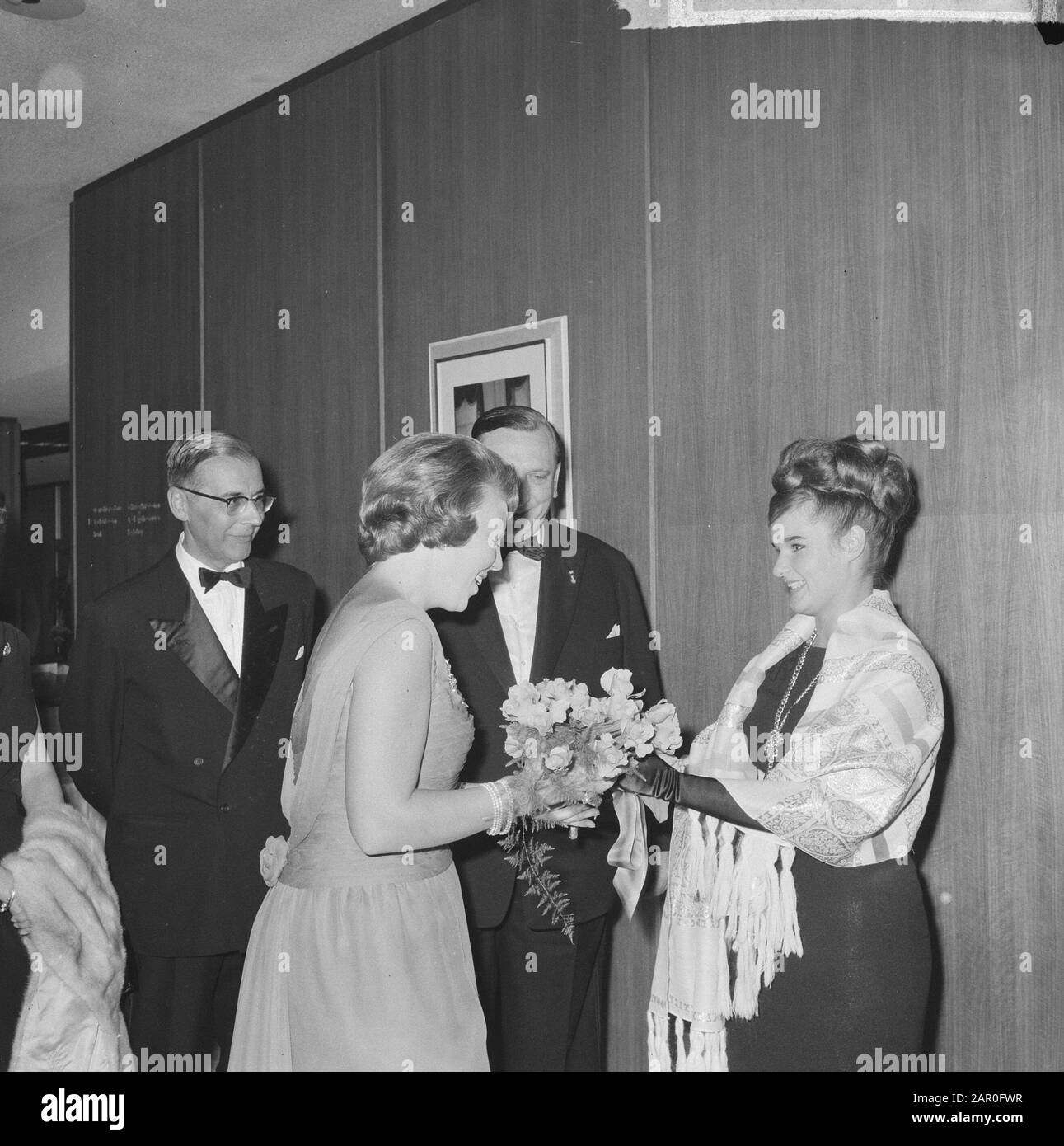 Soiree De Bonne Volonte 1963 Au Hilton Hotel Amsterdam. IMCA Marina a remis à la princesse Beatrix un bouquet roses, maire gauche de Hall Date: 8 novembre 1963 lieu: Amsterdam, Noord-Holland mots clés: Roses, remise de personname: Beatrix, Princess Nom de l'institution: Hilton Hotel Banque D'Images