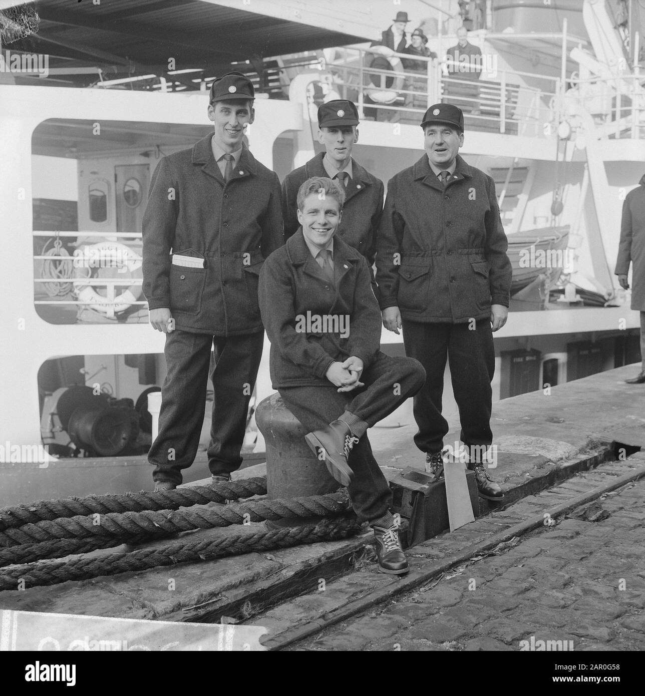 L'expédition du pôle Sud est parti. Les 14 hommes apportent une salutation finale aux membres de la famille Date : le 7 décembre 1963 mots clés : expéditions, hommes Banque D'Images