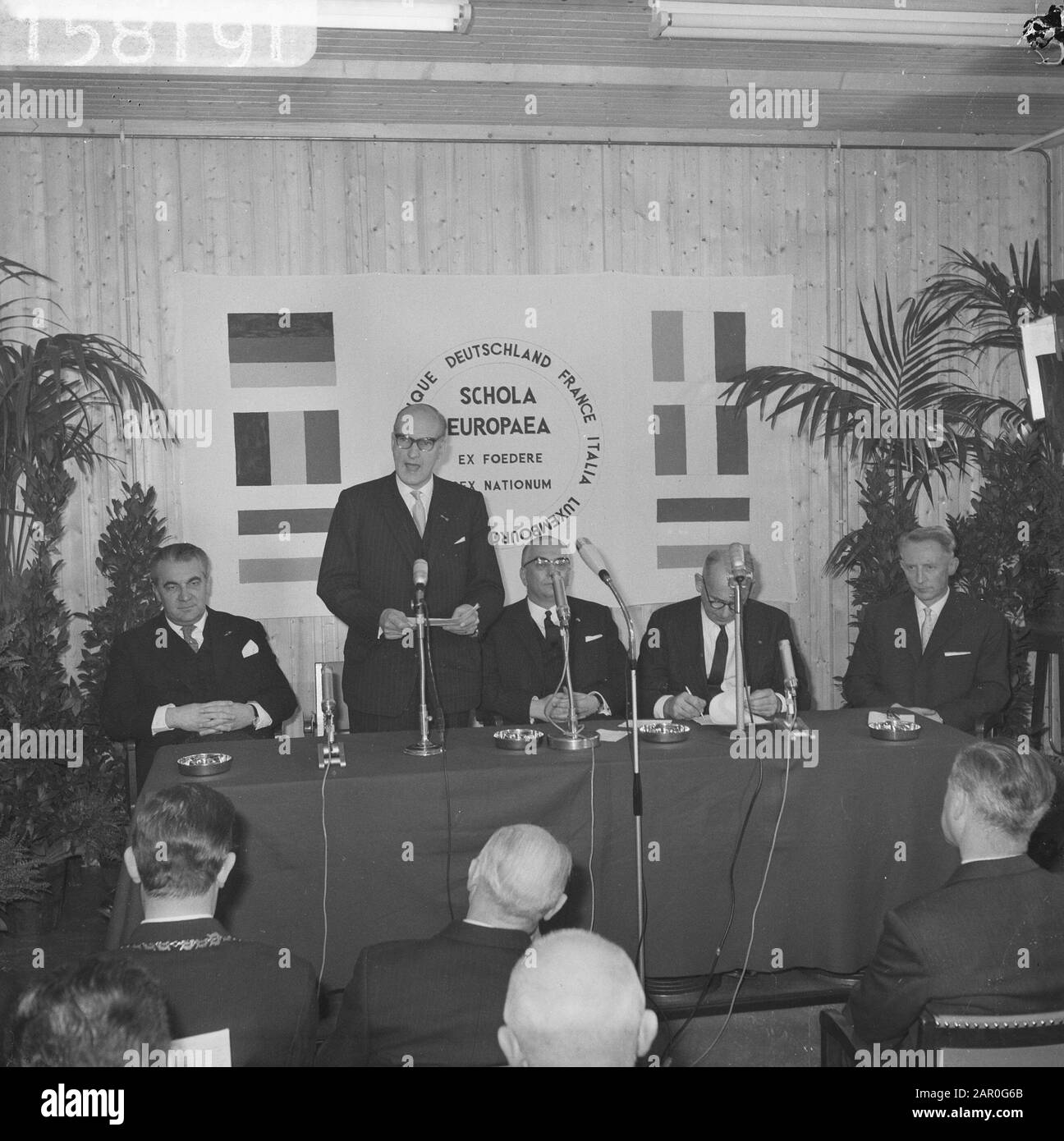 L'Ecole européenne de Mons a été ouverte par le Ministre H. Bot. Le ministre Bot durant le discours d'ouverture M. E. M. J. A. Sassen, Ministre Bot, van Houtte, P. de Great Date: 7 décembre 1963 lieu: Bergen mots clés: OPENENS, discours d'ouverture, Personschools name: Bot, Theo Banque D'Images