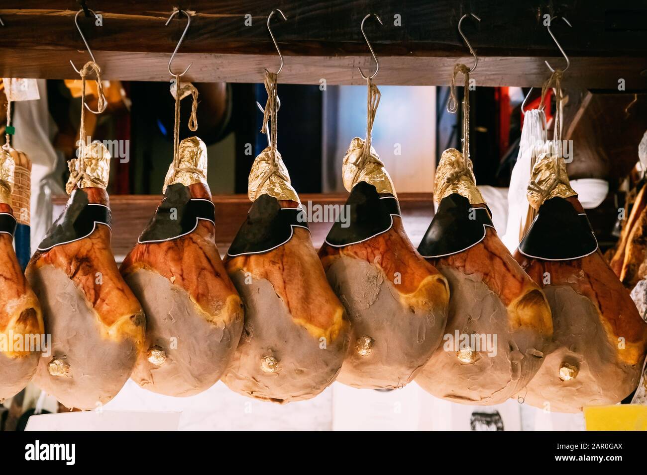 Ham Prosciutto À La Recherche De La Gueule Italienne À Sec Dans La Boutique. Cuisine Italienne. Banque D'Images