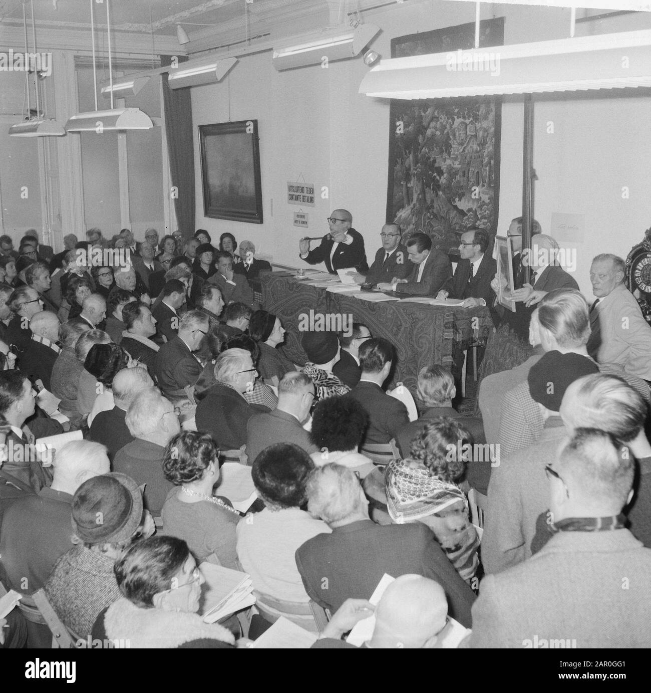 Dans la vente aux enchères Paul Brandt vieux maîtres mis aux enchères. A Salomon van Ruysdael est parti pour 29.000 livres Date: 17 décembre 1963 mots clés: AUCKS Nom personnel: Brandt PAUL Banque D'Images