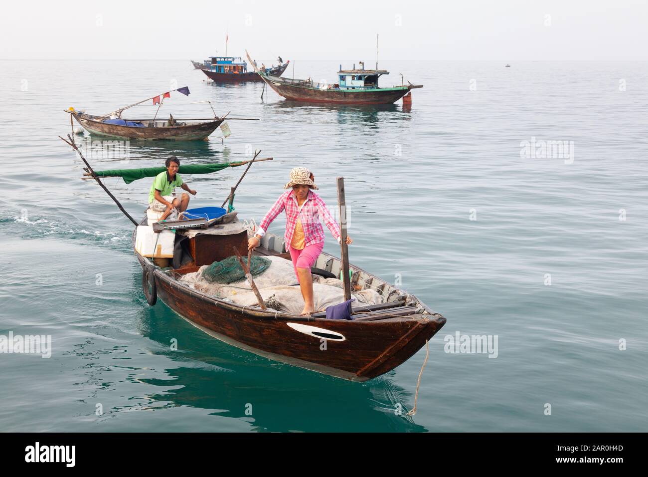 Les pêcheurs vietnamiens revenir tôt le matin à partir de la pêche dans le port de l'île de Cham, Vietnam Banque D'Images