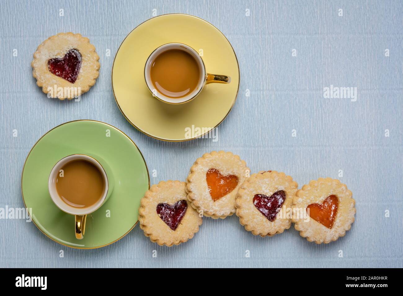 Deux tasses de café avec biscuits au coeur de confiture avec un espace copie, pause café, dessert, amour, romance ou concept de Saint-Valentin Banque D'Images