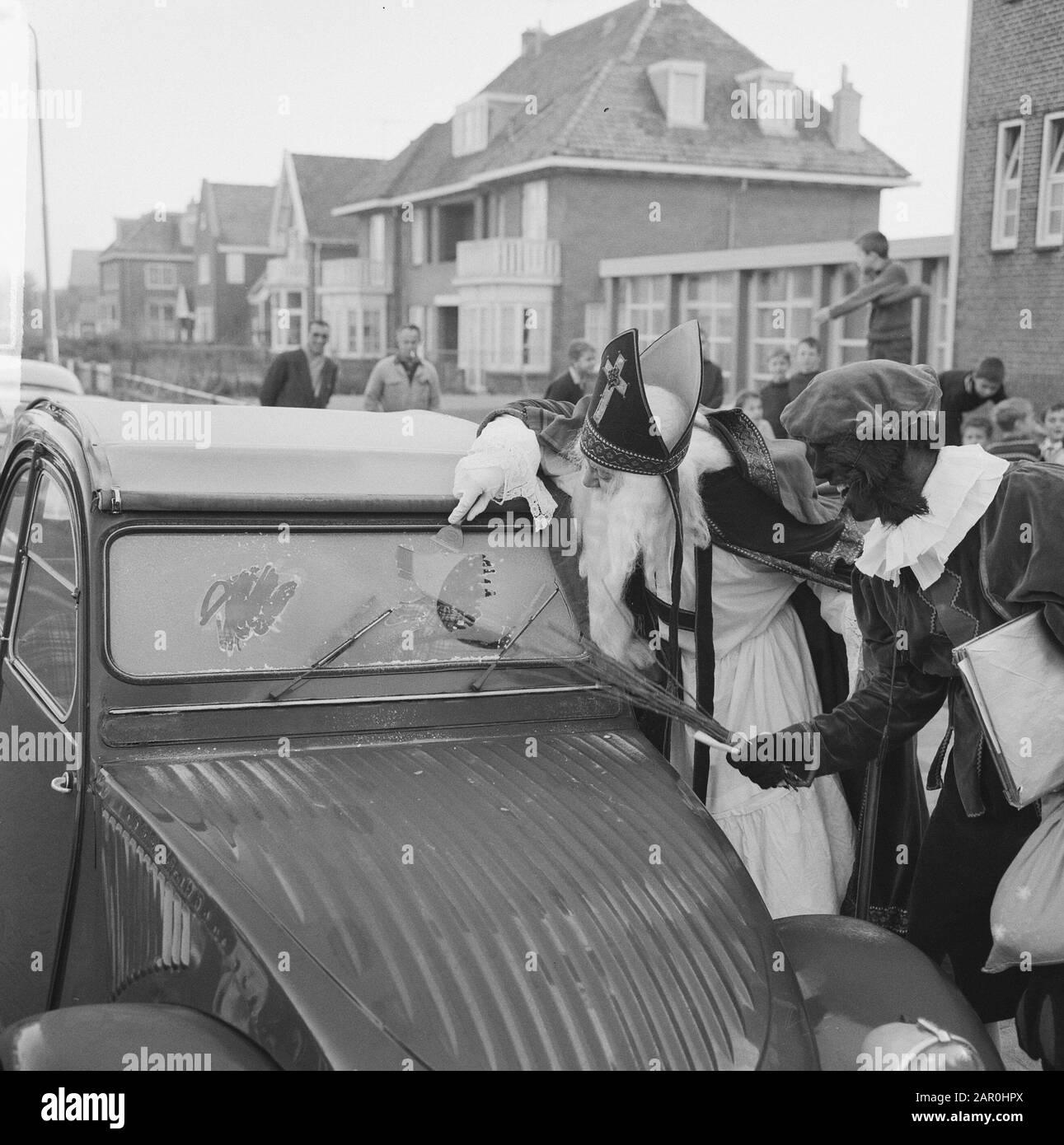 Saint Nicolas et Piet, leurs fenêtres de voiture embourbées par temps verglaçant Date: 4 décembre 1963 mots clés: Voitures, Ramen Personname: Piet, Sinterklaas Banque D'Images