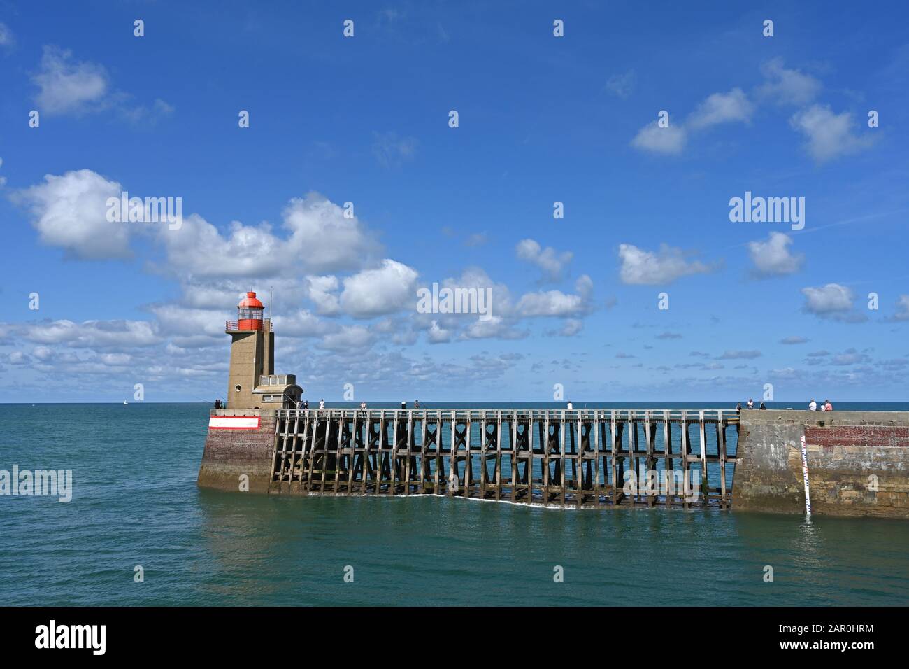 Fecamp, France - 29 août 2019: Pêcheurs sur la jetée à l'entrée du port de Fecamp, Normandie, France Banque D'Images