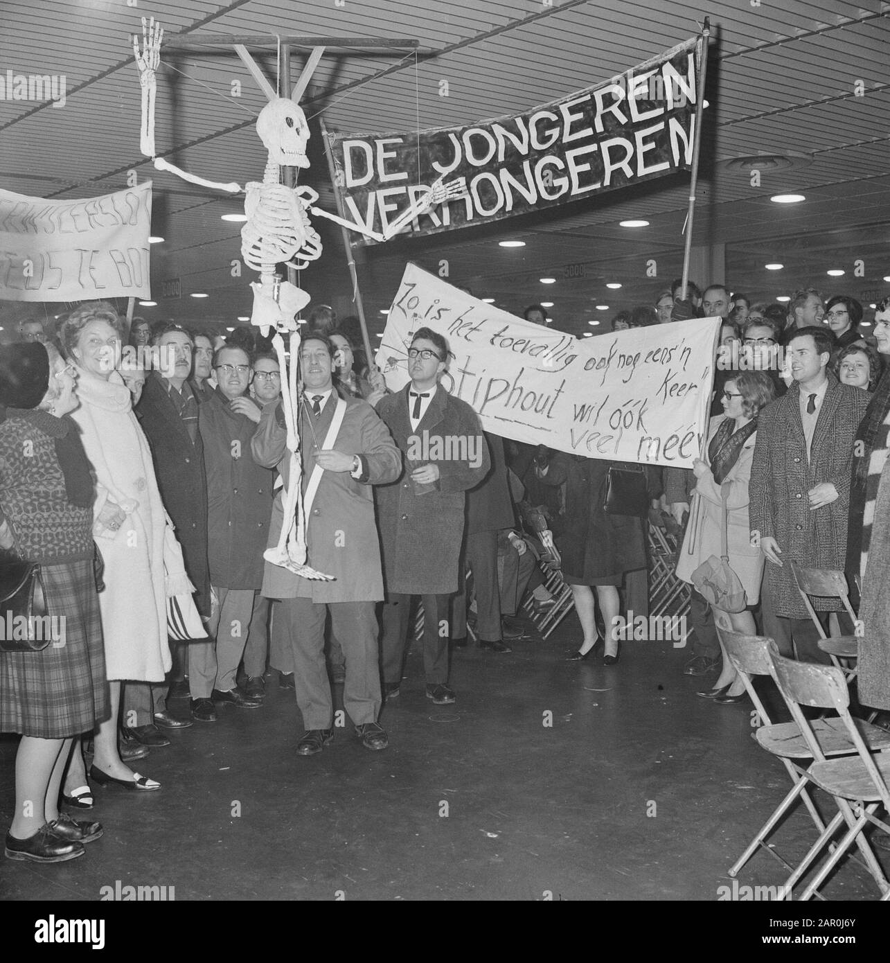 Les enseignants démontrent pour les salaires plus élevés à Julianahal à Utrecht, aperçu Date: 8 janvier 1964 lieu: Utrecht mots clés: Éducateurs, démonstrations, aperçus, salaires Nom de l'institution: Julianahal Banque D'Images