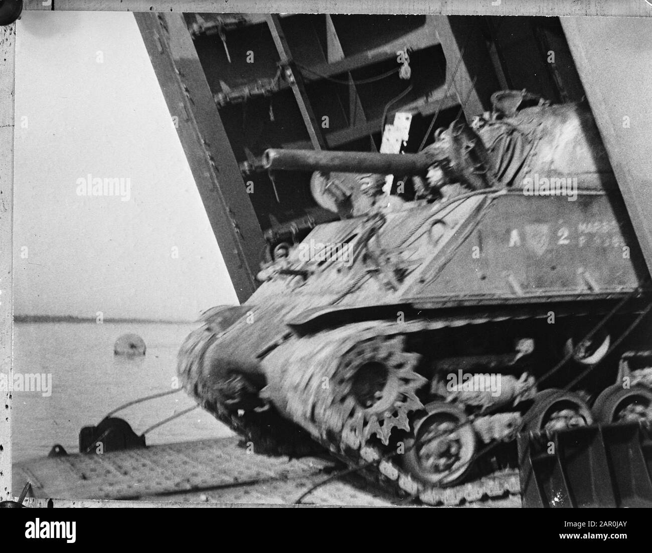 Action de la police en Indonésie, un réservoir Sherman du corps maritime quitte un navire d'atterrissage de la Marine royale Date: 30 décembre 1948 lieu: Indonésie, Antilles néerlandaises de l'est mots clés: Armée, navires, chars, véhicules Nom personnel: Action de la police, Sherman Nom de l'institution: Corps marins Banque D'Images