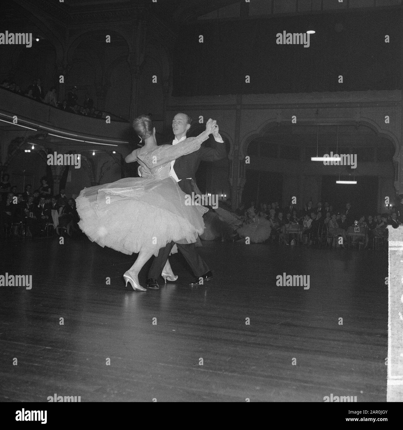 17ème Star Championship Pays-Bas à la Haye, le couple de Boer pendant la grande finale De la Grote Zaal van de Zoological à la Haye est le championnat néerlandais de danse pour amateurs et professionnels. Champion des Pays-Bas et aussi Star Champion 1964 est devenu la paire de danse (réelle) de Boer de Beverwijk, successeurs de M. Wim Voeten qui a été empêché de défendre son titre, depuis dix ans en sa possession, Date: 8 février 1964 lieu: La Haye, Zuid-Holland mots: Danses, concours Banque D'Images