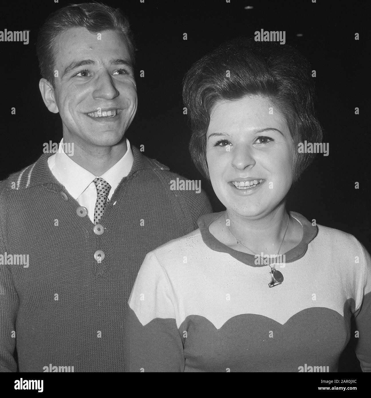 La danseuse de glace de la Haye Jopée et Nico Wolff s'entraînent à L'Hoky à la Haye pour les Championnats du monde Date: 19 février 1964 lieu: La Haye, Zuid-Holland mots clés: Jeux d'art, portraits, patinage, sports Nom personnel: Wolff, Jopie, Wolff, Nico Banque D'Images