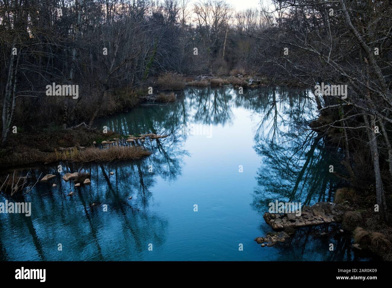 Vue d'hiver sur la rivière Ebro avec des arbres reflétés sur l'eau de Puente de Valdecastro (Trespaderne, Burgos, Castille et León, Espagne) Banque D'Images