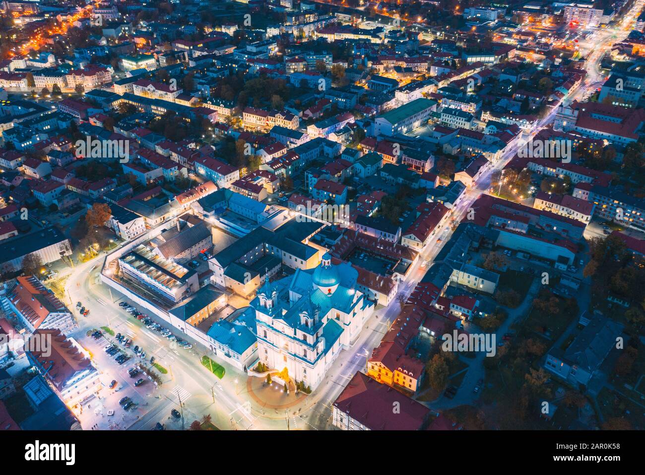 Grodno, Biélorussie. Vue Aérienne De Nuit De Hrodna Cityscape Skyline. Lieu Historique Populaire Dans La Nuit De La Foudre. Célèbre Cathédrale Francis Xavier. Banque D'Images